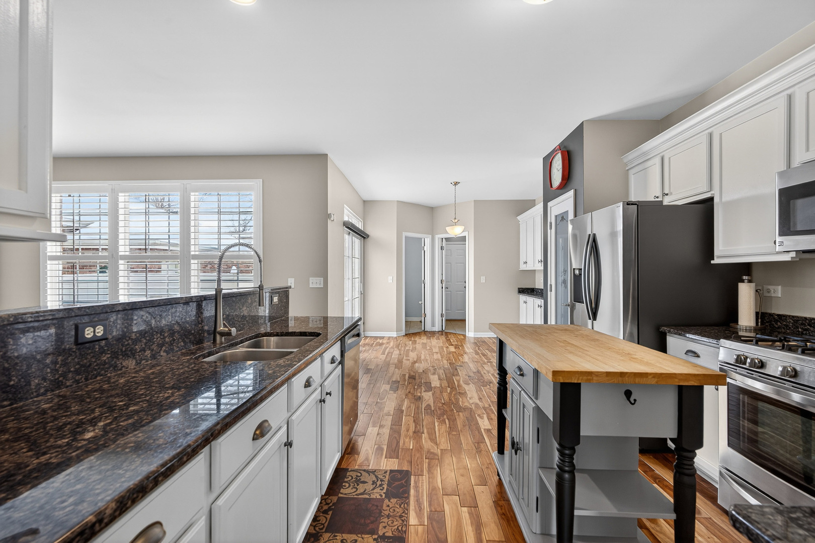 234 Longview Drive Elgin, IL 60124 - Photo 11 of 37 a kitchen with granite countertop a sink stove and refrigerator
