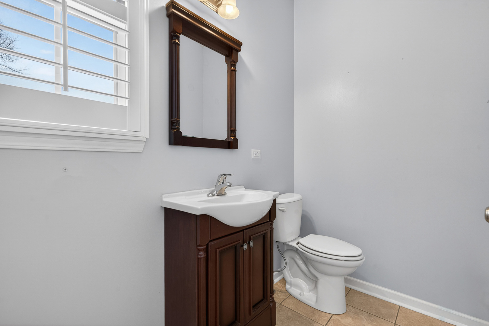 234 Longview Drive Elgin, IL 60124 - Photo 17 of 37 a bathroom with a toilet a sink and mirror