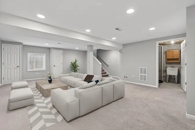 $325,000 | 234 Longview Drive, Elgin, IL 60124