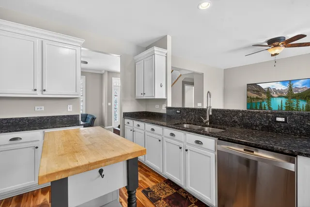 $325,000 | 234 Longview Drive, Elgin, IL 60124