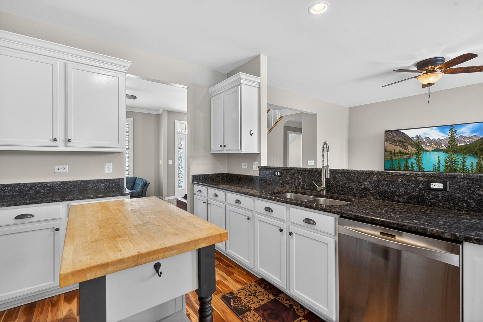 234 Longview Drive Elgin, IL 60124 - Photo 10 of 37 a kitchen with granite countertop a sink a stove and cabinets