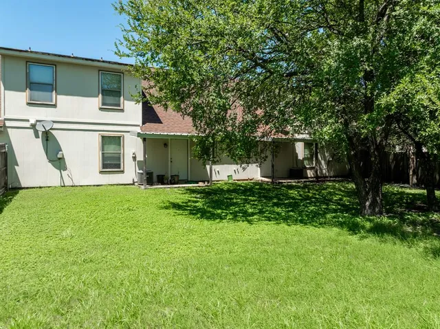 a view of a house with backyard