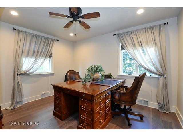 1718 Harding Road Northfield, IL 60093 - Photo 7 of 10 a workspace with furniture and window