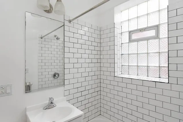 $1,300 | 4241 North Kenmore Avenue, Unit 303, Chicago, IL 60613