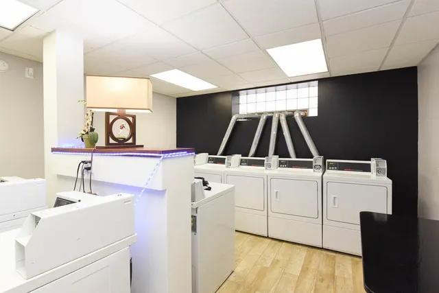 $1,300 | 4241 North Kenmore Avenue, Unit 303, Chicago, IL 60613