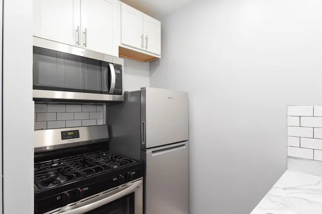$1,300 | 4241 North Kenmore Avenue, Unit 303, Chicago, IL 60613