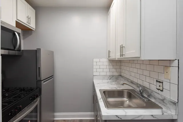 $1,300 | 4241 North Kenmore Avenue, Unit 303, Chicago, IL 60613