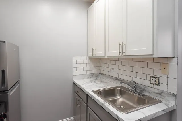 $1,300 | 4241 North Kenmore Avenue, Unit 303, Chicago, IL 60613