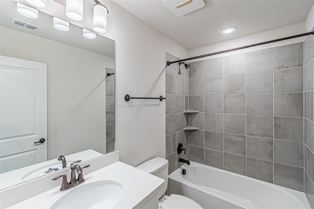 6753 Verandah Way Irving, TX 75039 - Photo 26 of 40 a bathroom with a sink mirror toilet and bathtub
