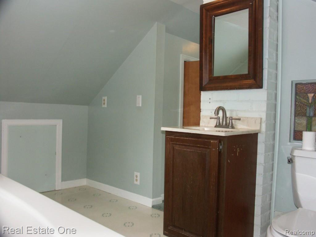6233 Waldon Road Clarkston, MI 48346 - Photo 33 of 41 spacious bath on second floor
