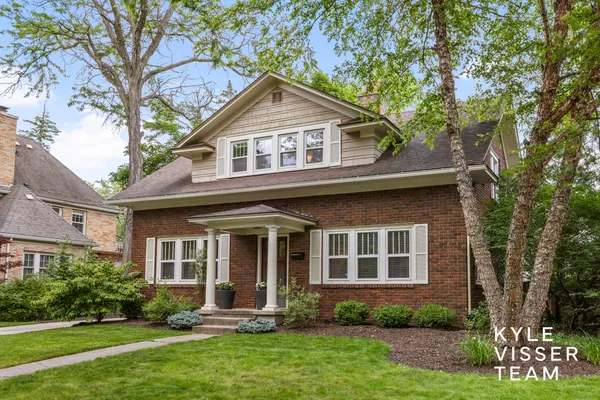 $1,250,000 | 964 Pinecrest Avenue Southeast, East Grand Rapids, MI 49506