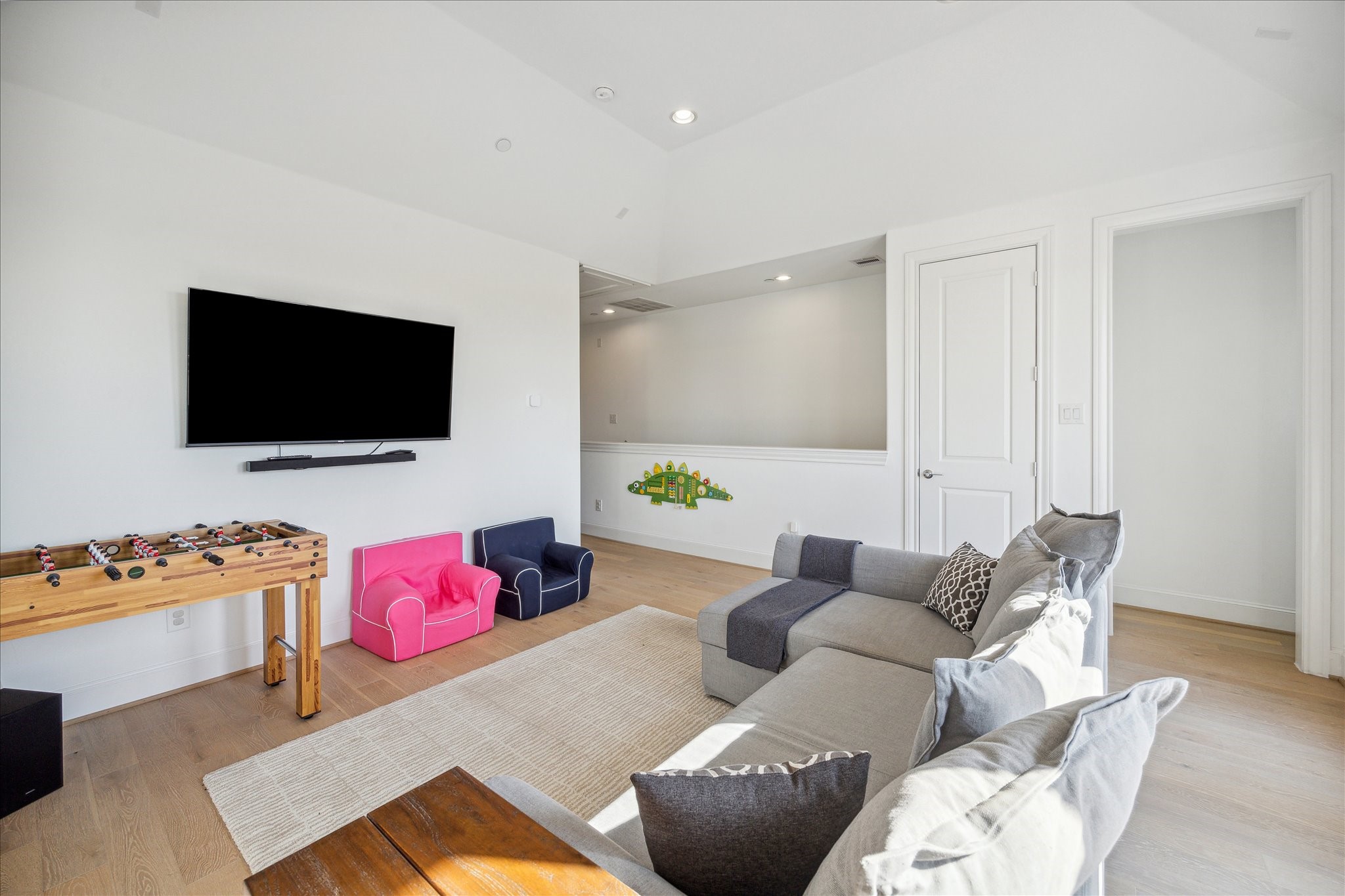 2714 Harvard Street Houston, TX 77008 - Photo 26 of 32 a living room with furniture and a flat screen tv