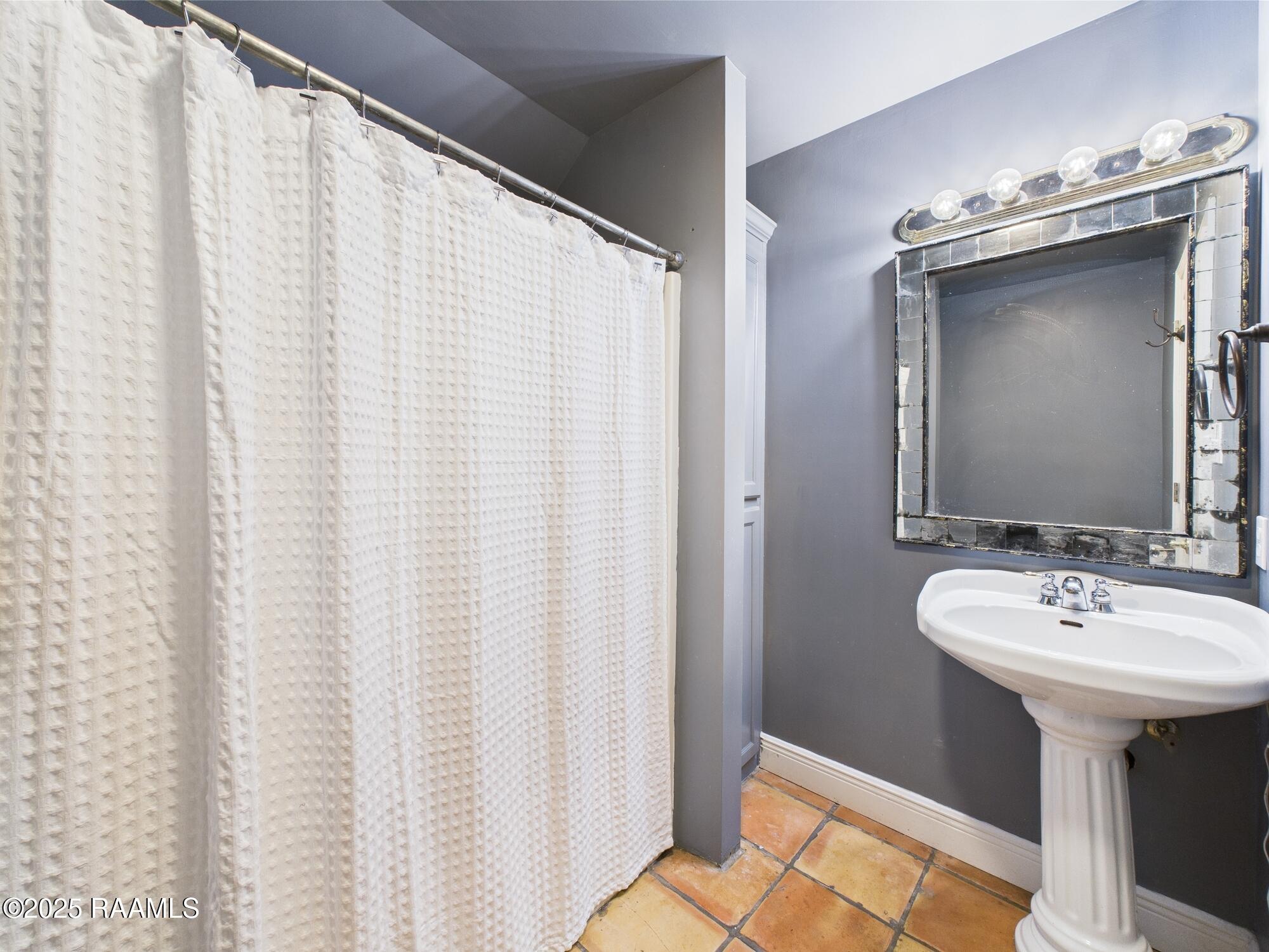 363 Mayo Boulevard Sunset, LA 70584 - Photo 30 of 40 363 Mayo upstairs bath