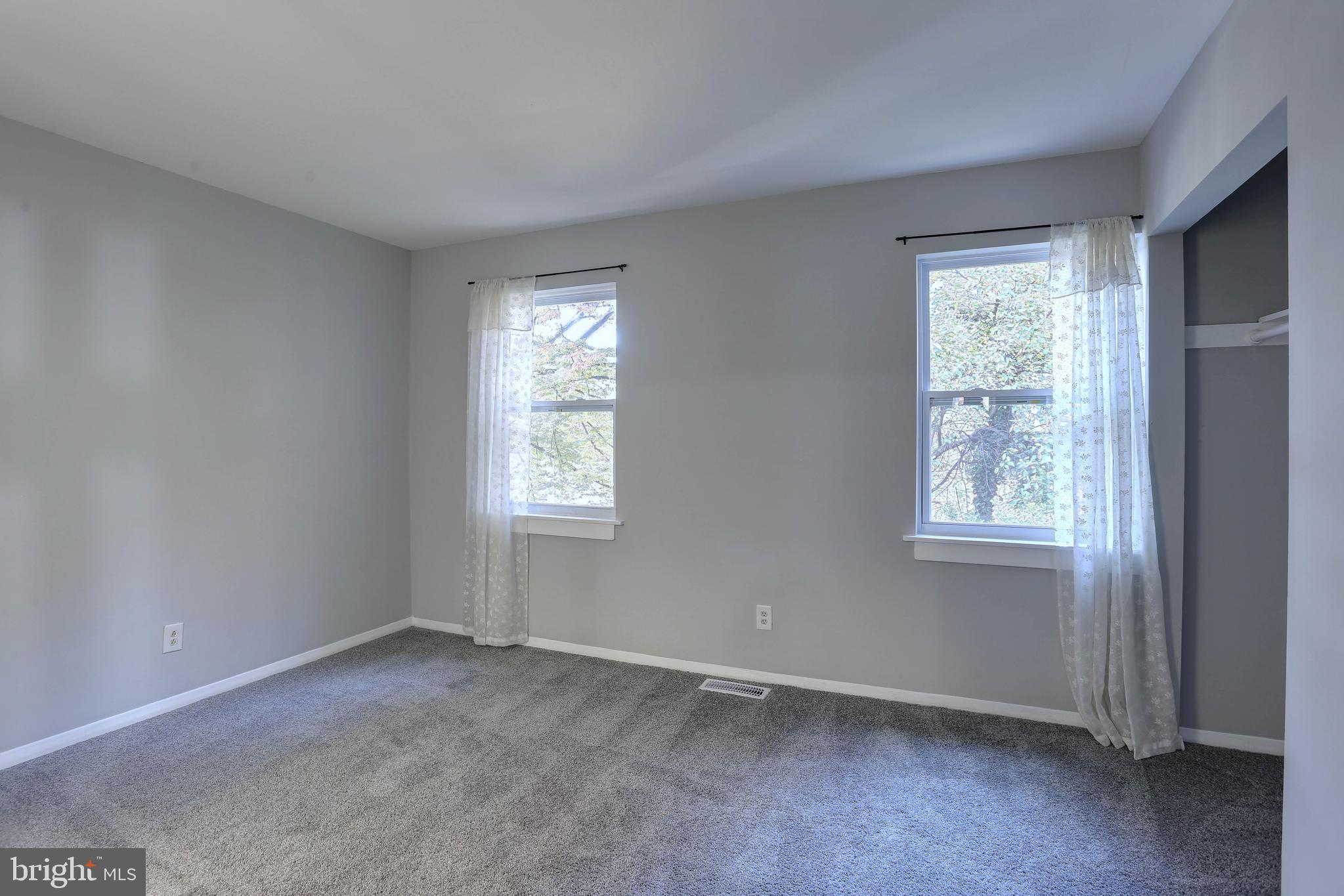 410 South Washington Street Baltimore, MD 21231 - Photo 14 of 29 an empty room with windows