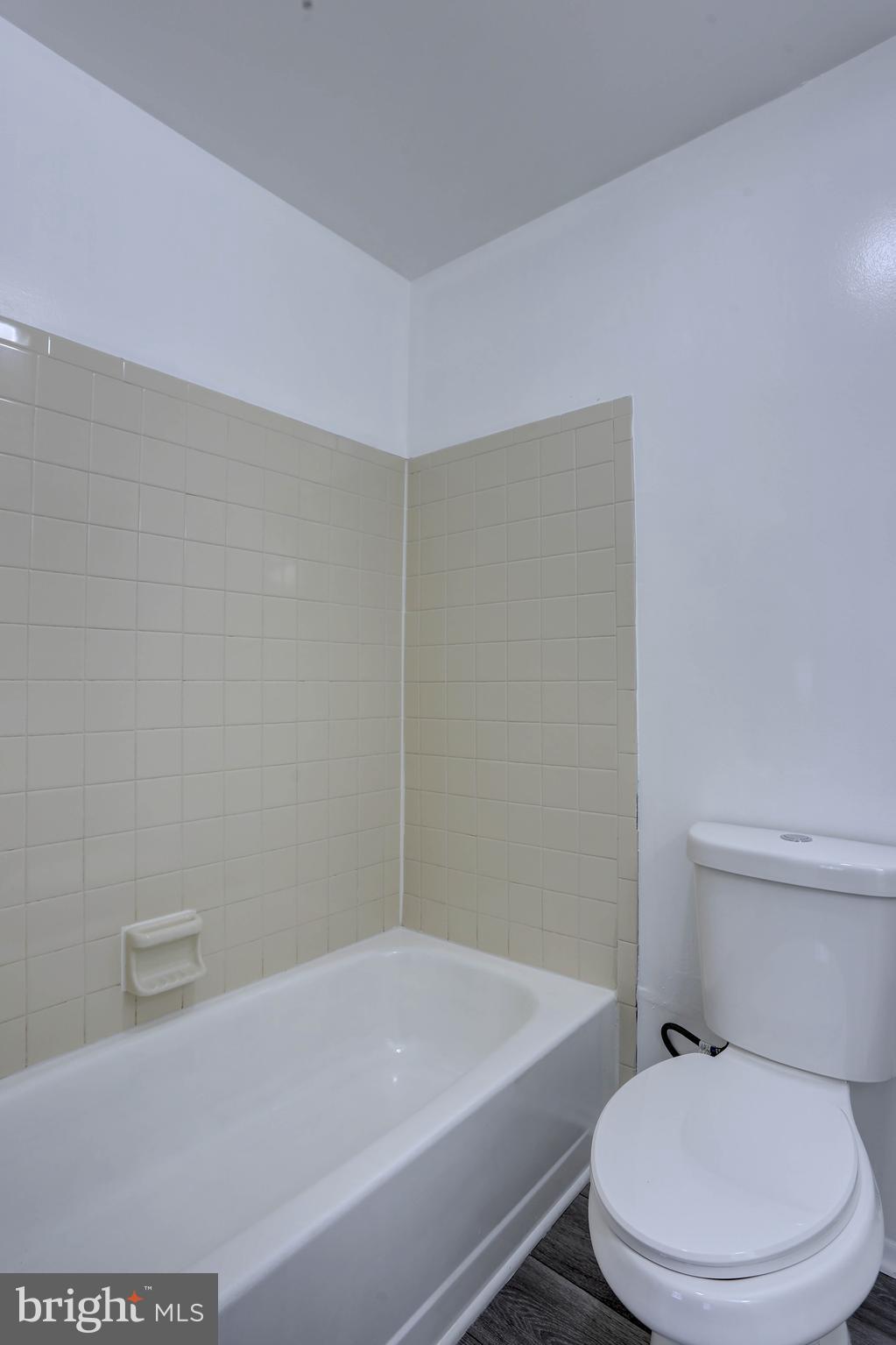 410 South Washington Street Baltimore, MD 21231 - Photo 16 of 29 a white toilet sitting next to a bath tub