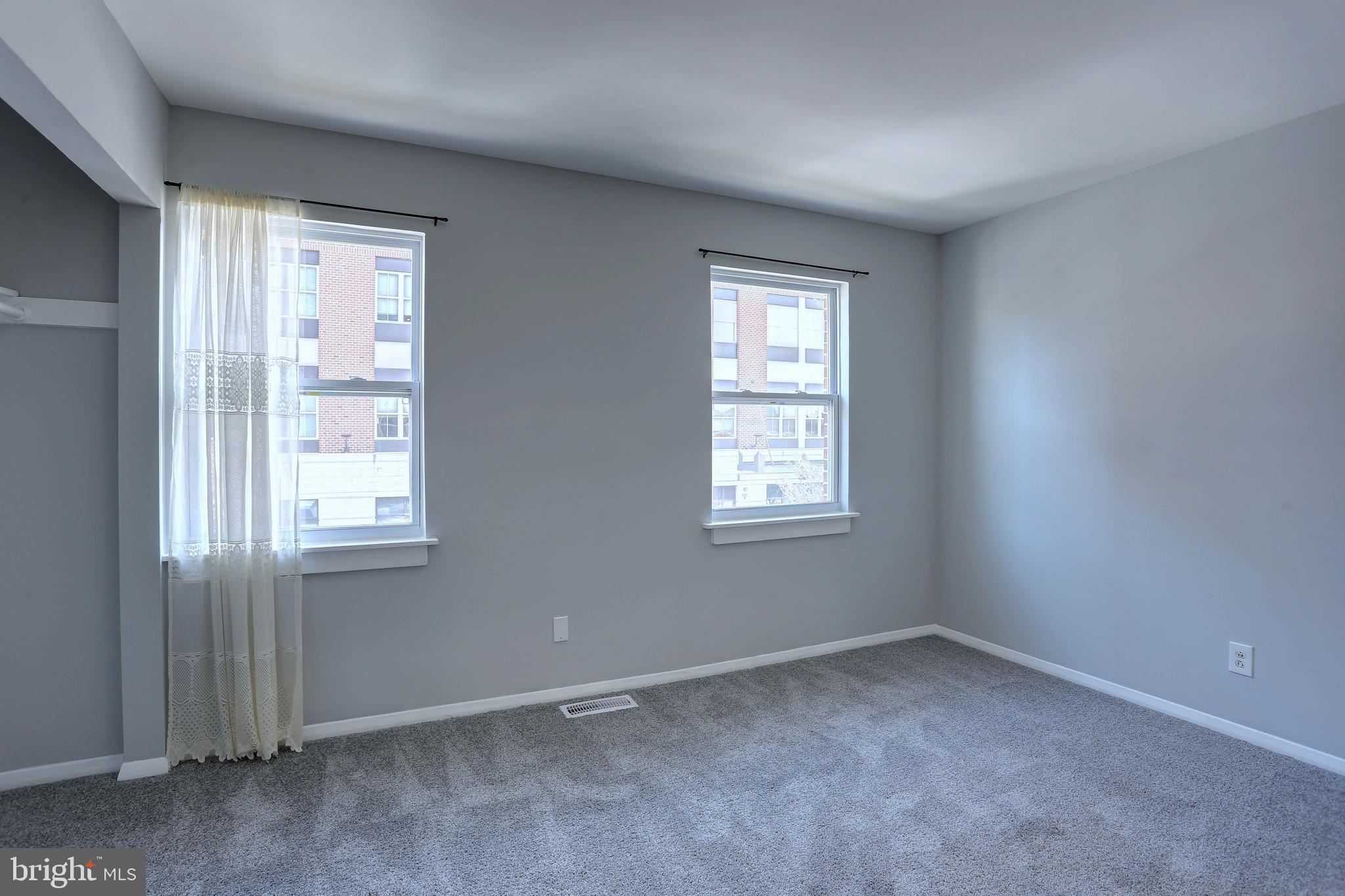 410 South Washington Street Baltimore, MD 21231 - Photo 6 of 29 an empty room with a window