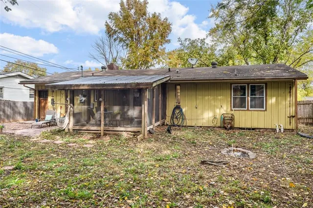 $300,000 | 6720 Hadley Lane, Overland Park, KS 66204