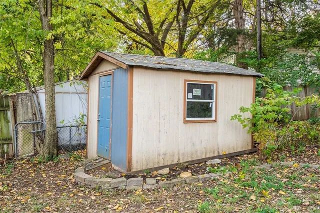 $300,000 | 6720 Hadley Lane, Overland Park, KS 66204