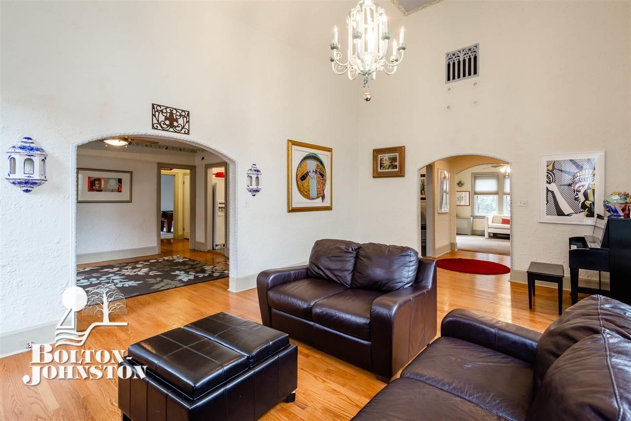 590 Barrington Road Grosse Pointe, MI 48230 - Photo 13 of 63 31365701-12.JPG