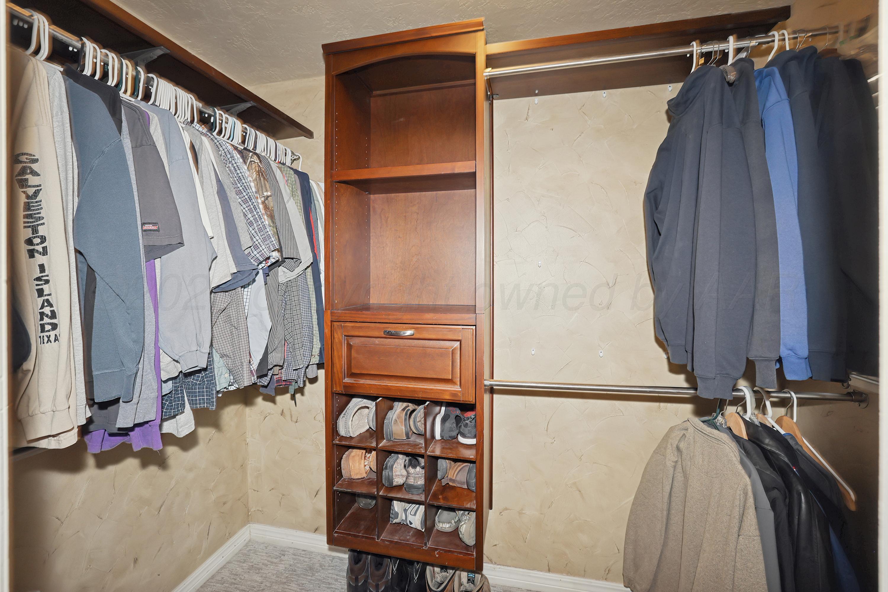 602 North Main Street Stratford, TX 79084 - Photo 19 of 44 19-Primary Closet