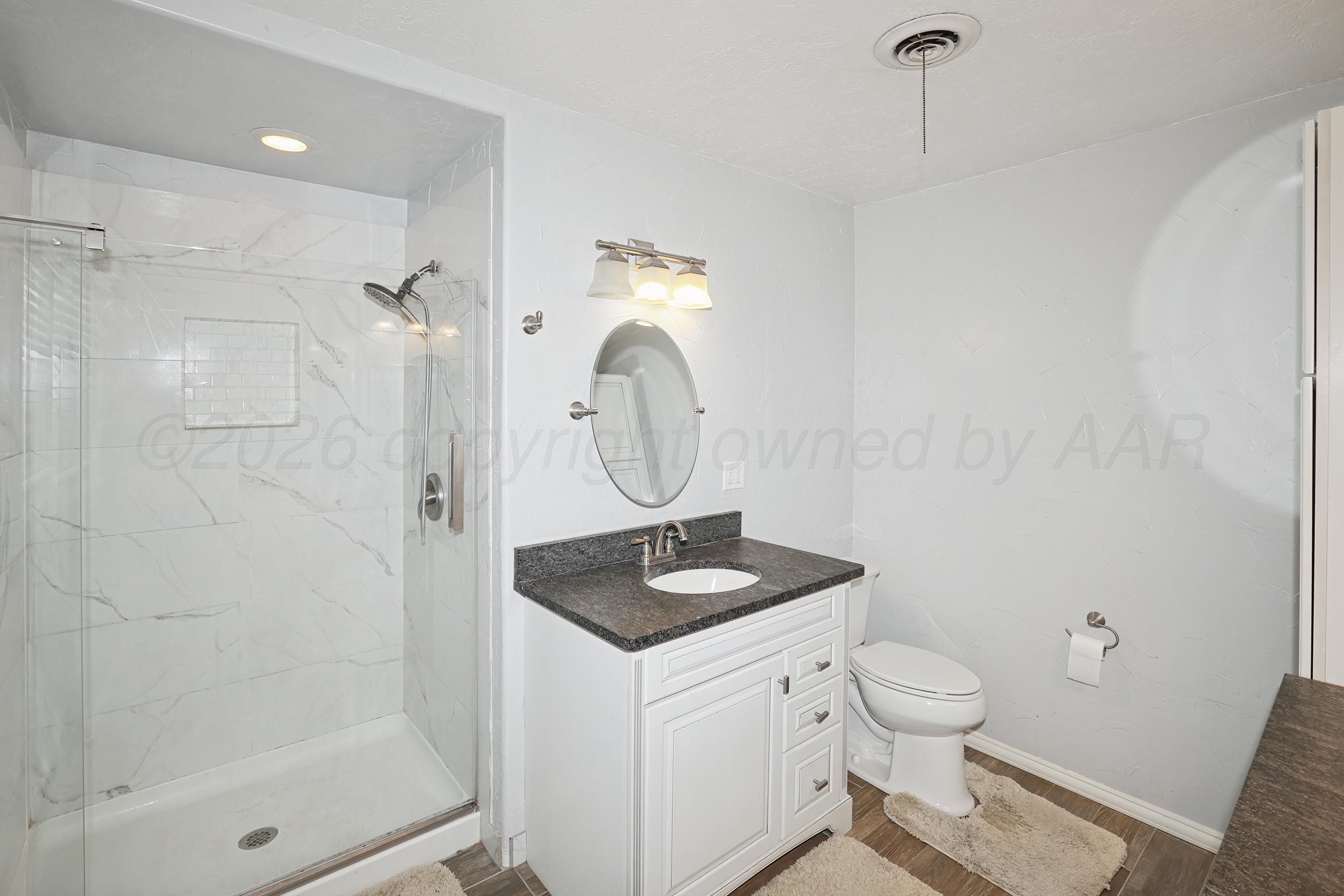 602 North Main Street Stratford, TX 79084 - Photo 20 of 44 20-Primary Bath