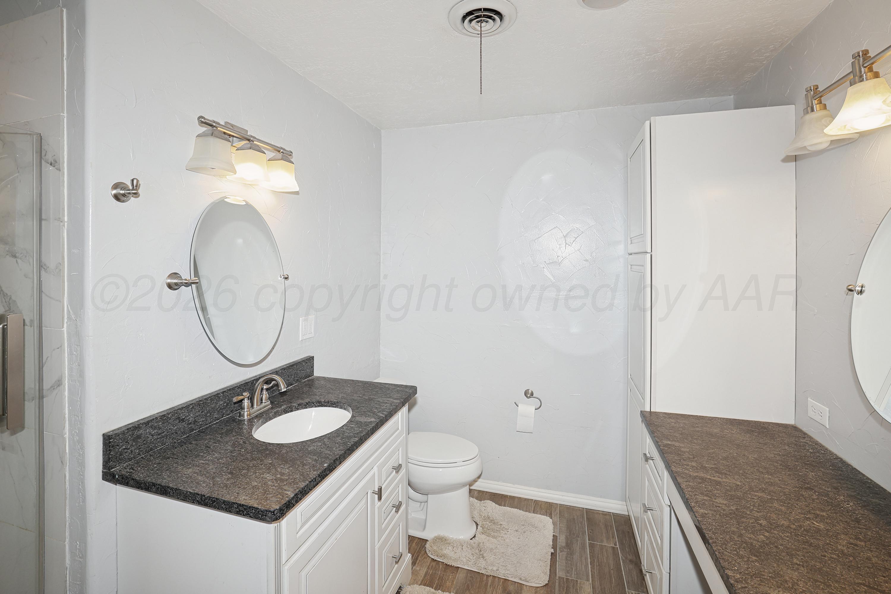 602 North Main Street Stratford, TX 79084 - Photo 21 of 44 21-Primary Bath