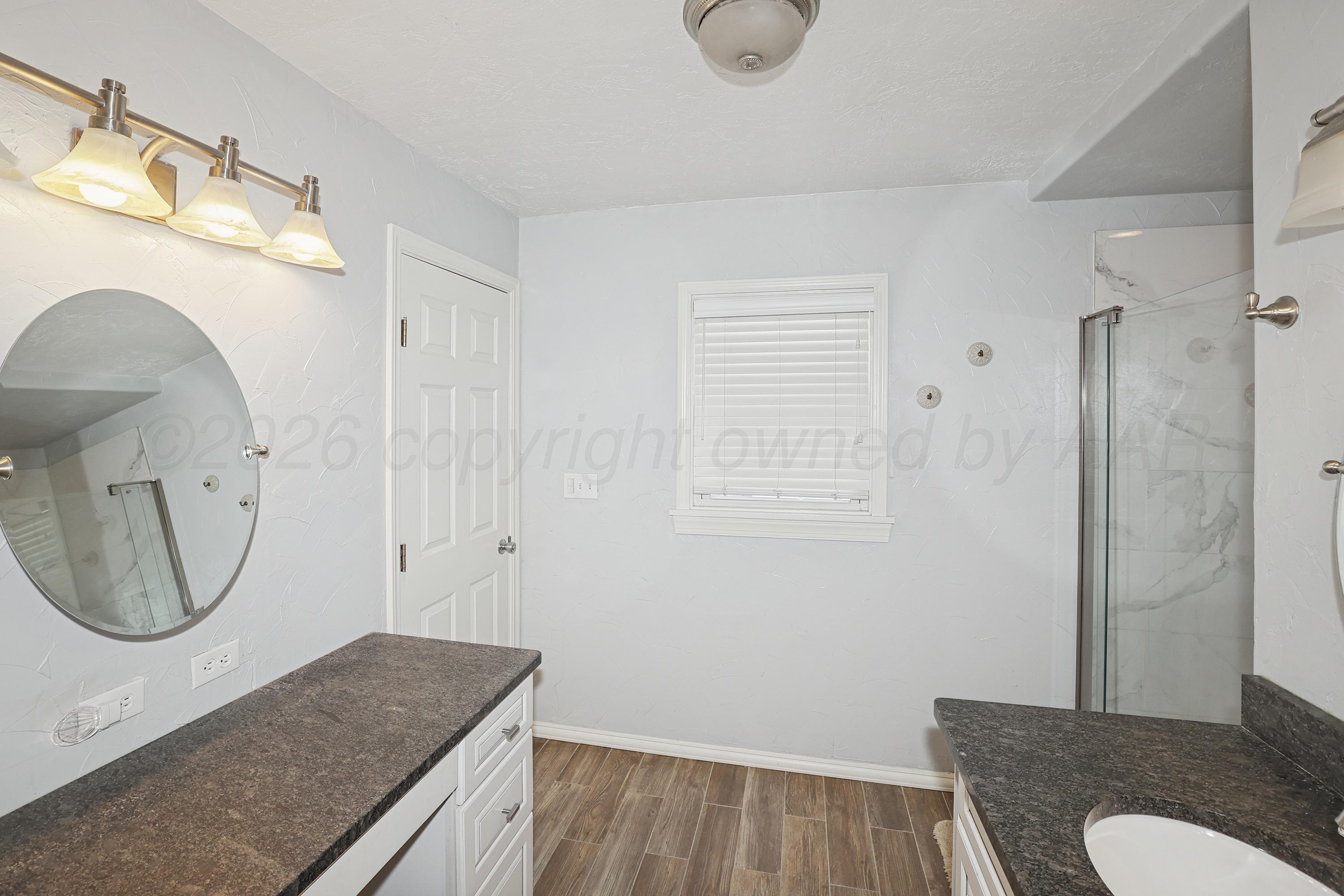 602 North Main Street Stratford, TX 79084 - Photo 22 of 44 22-Primary Bath