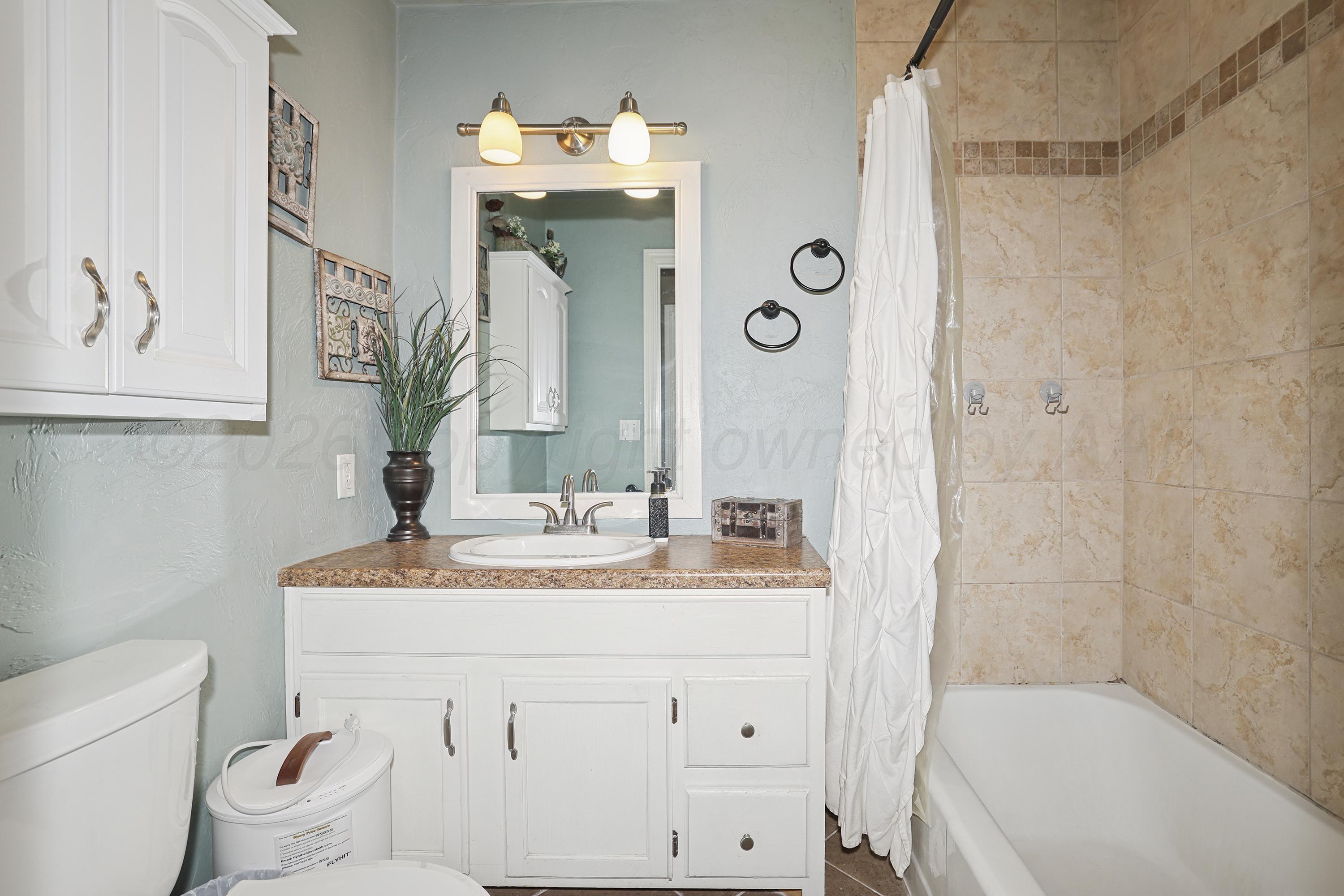 602 North Main Street Stratford, TX 79084 - Photo 29 of 44 29-Bathroom