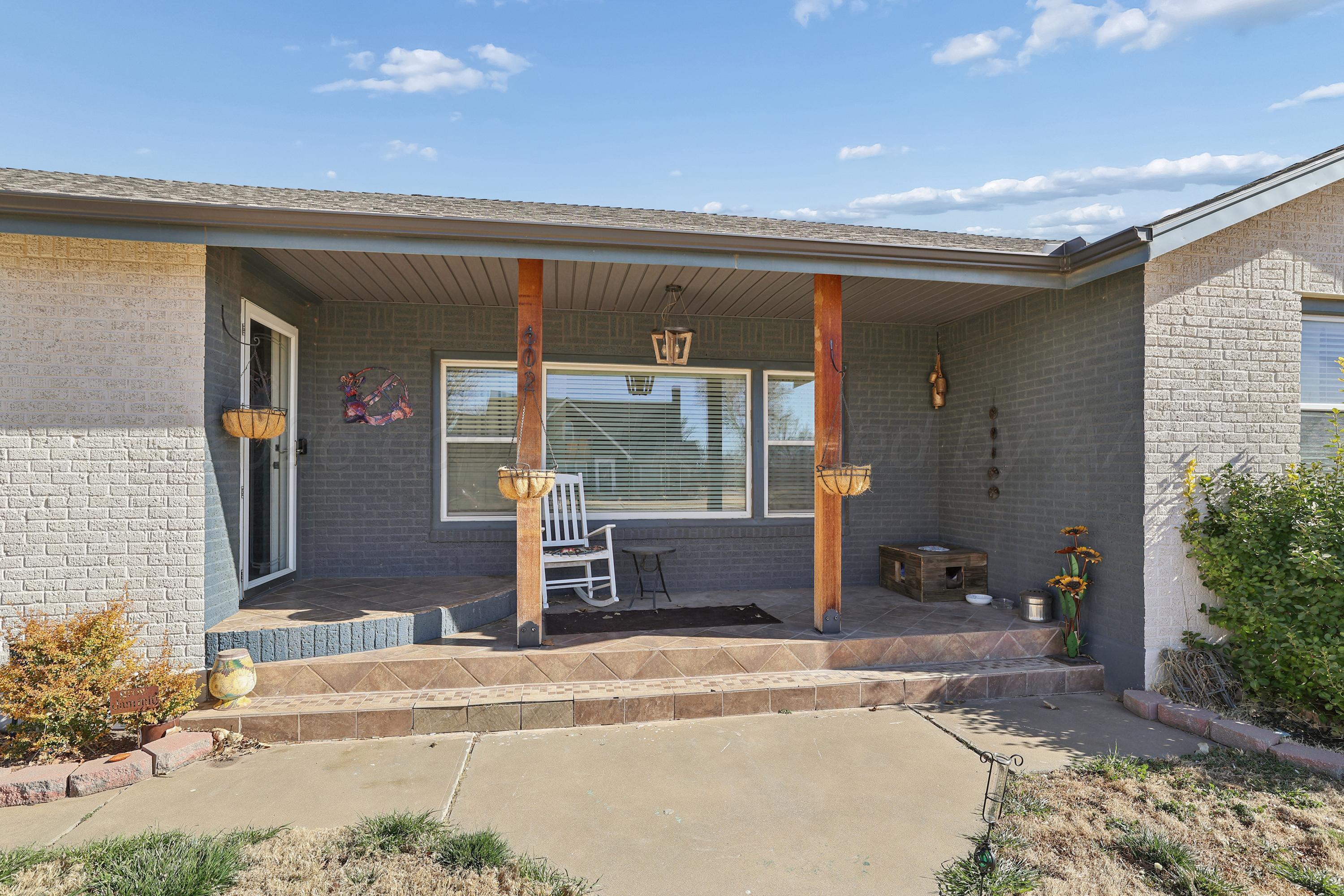 602 North Main Street Stratford, TX 79084 - Photo 3 of 44 3-Front Porch