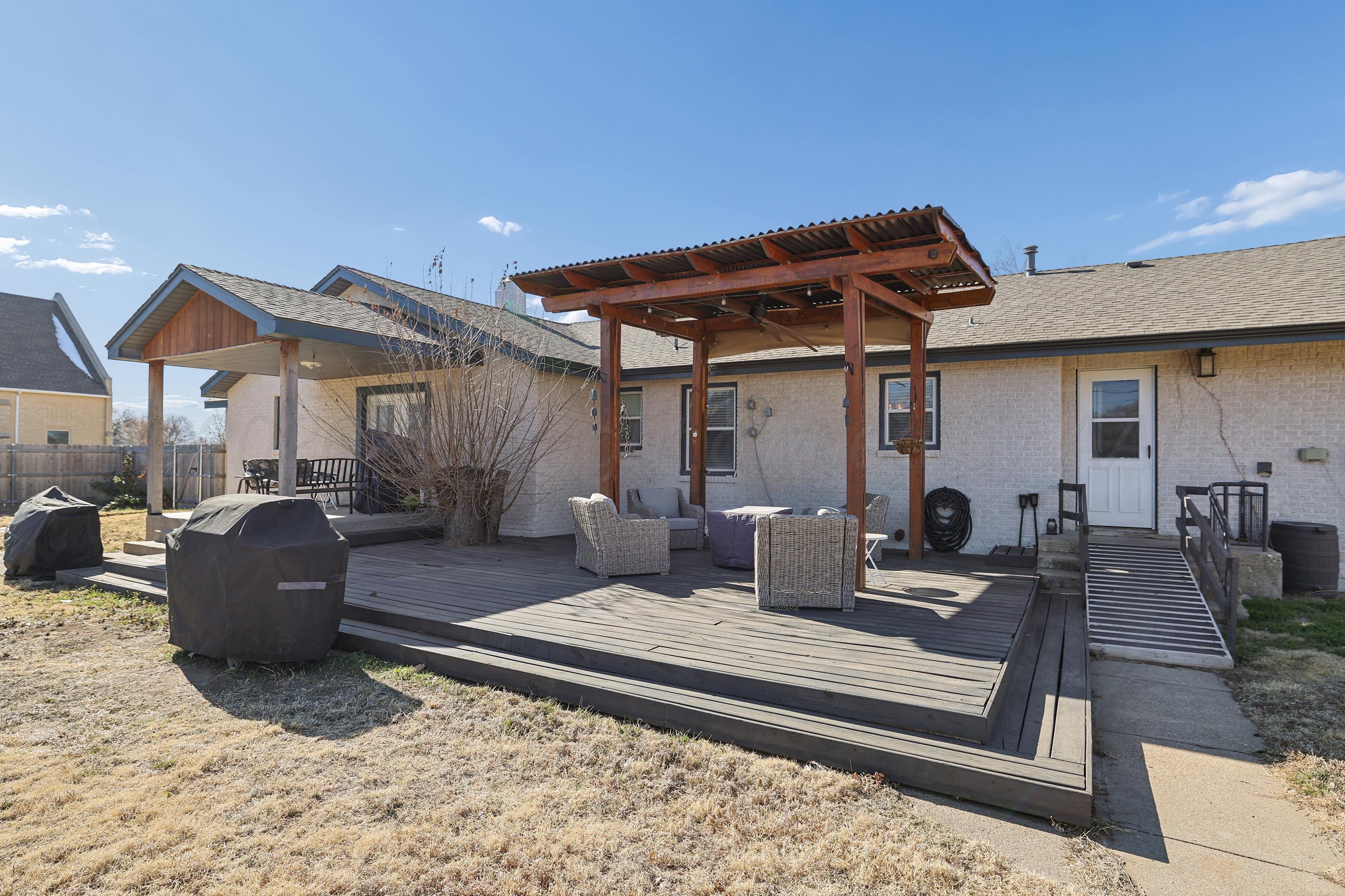 602 North Main Street Stratford, TX 79084 - Photo 34 of 44 34-Back Patio