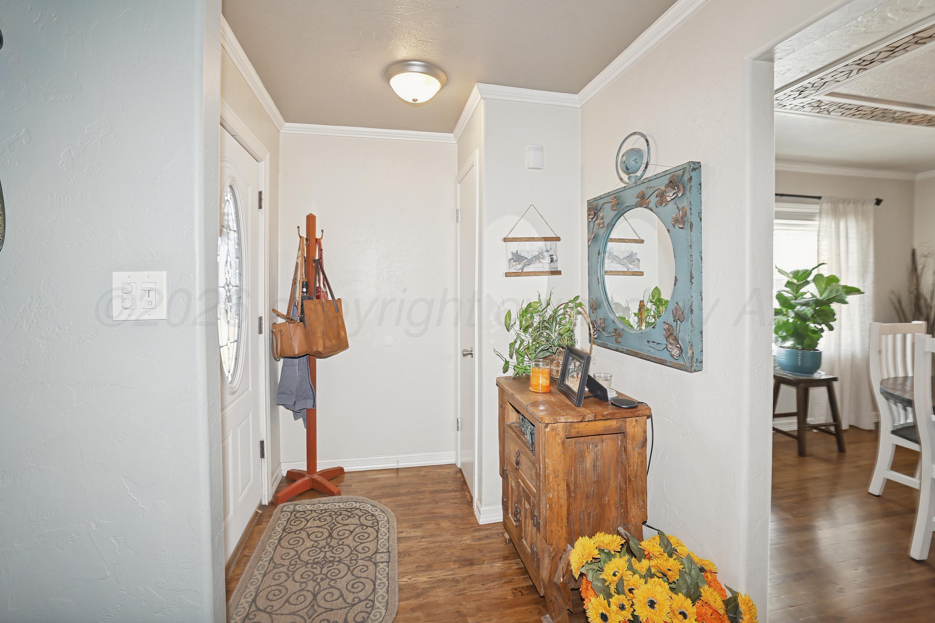 602 North Main Street Stratford, TX 79084 - Photo 5 of 44 5-Entry