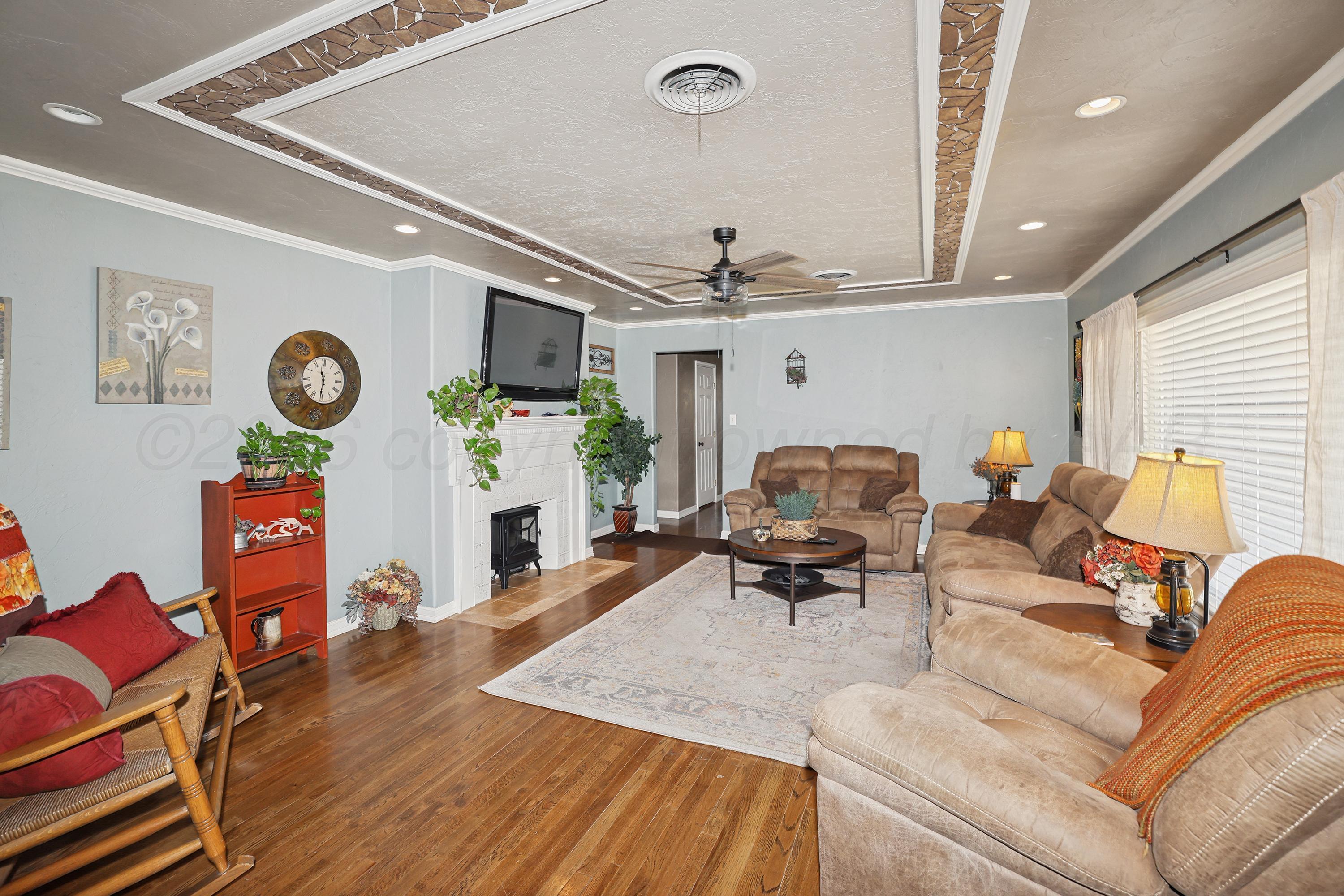 602 North Main Street Stratford, TX 79084 - Photo 6 of 44 6-Living Area
