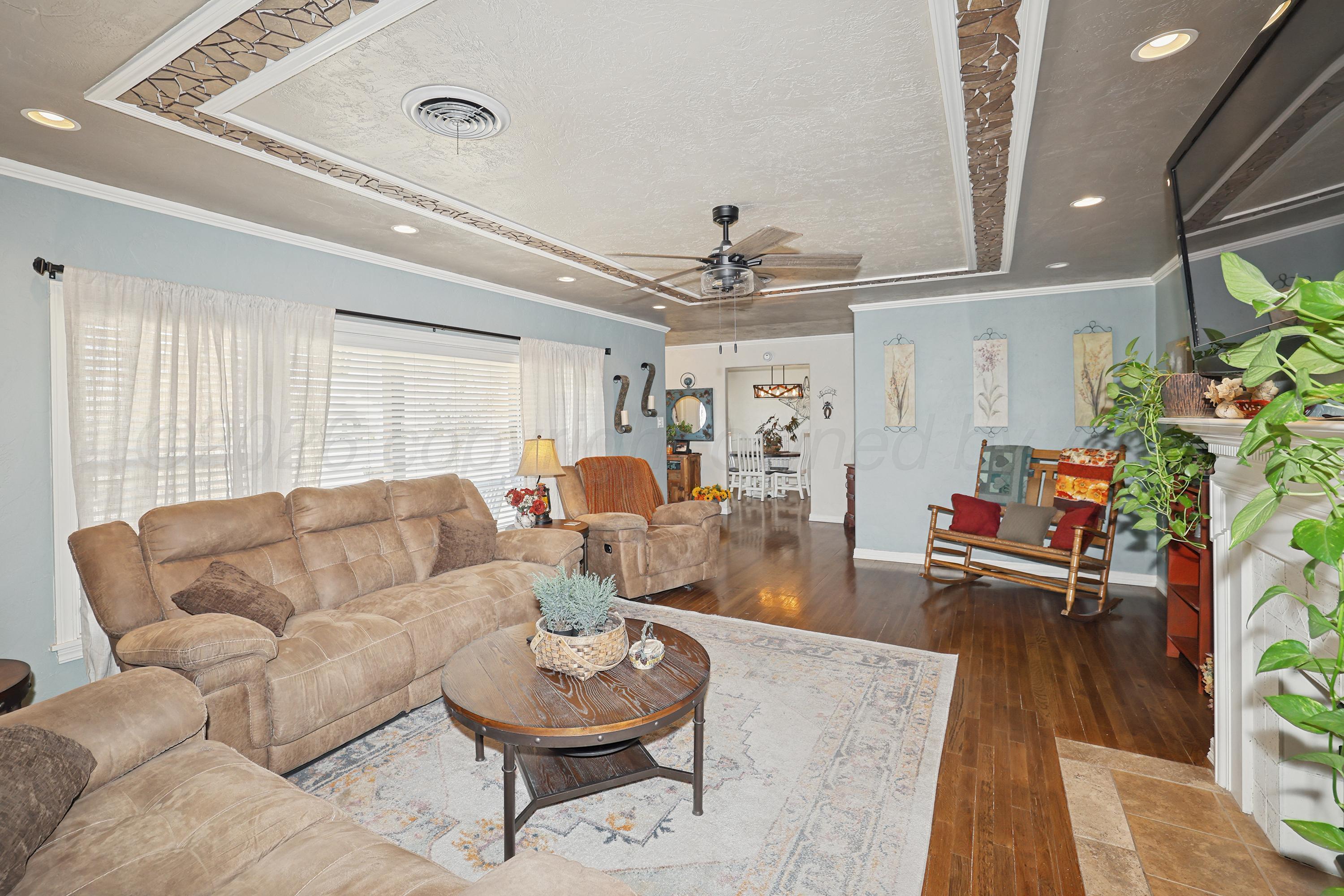 602 North Main Street Stratford, TX 79084 - Photo 7 of 44 7-Living Area