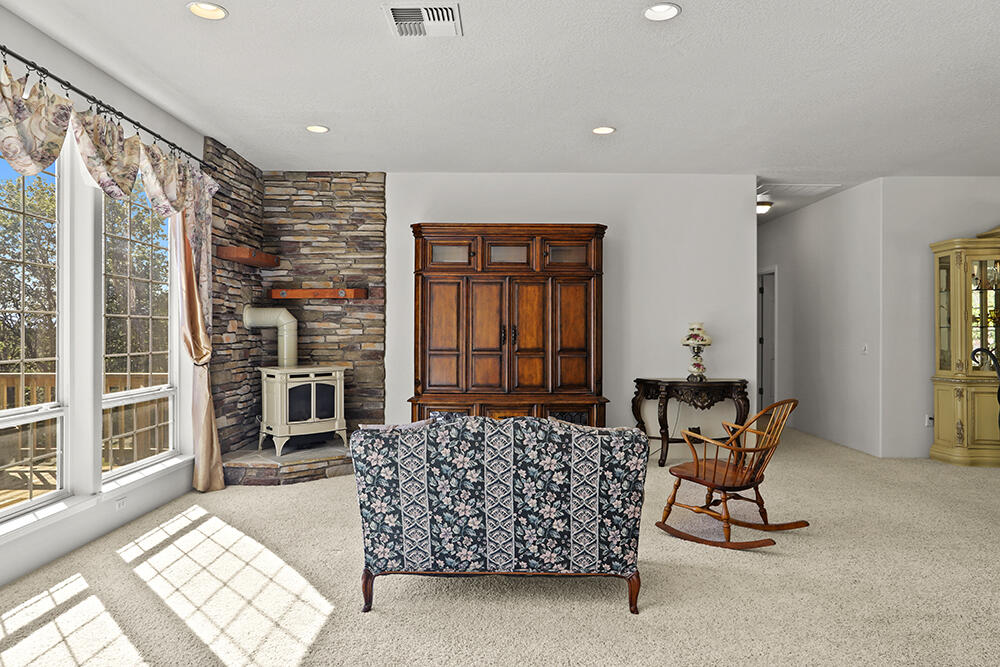 699 Three Pines Road Grants Pass, OR 97526 - Photo 4 of 40 B79BA006-8A6B-4F79-B7A2-A47F5A15E682