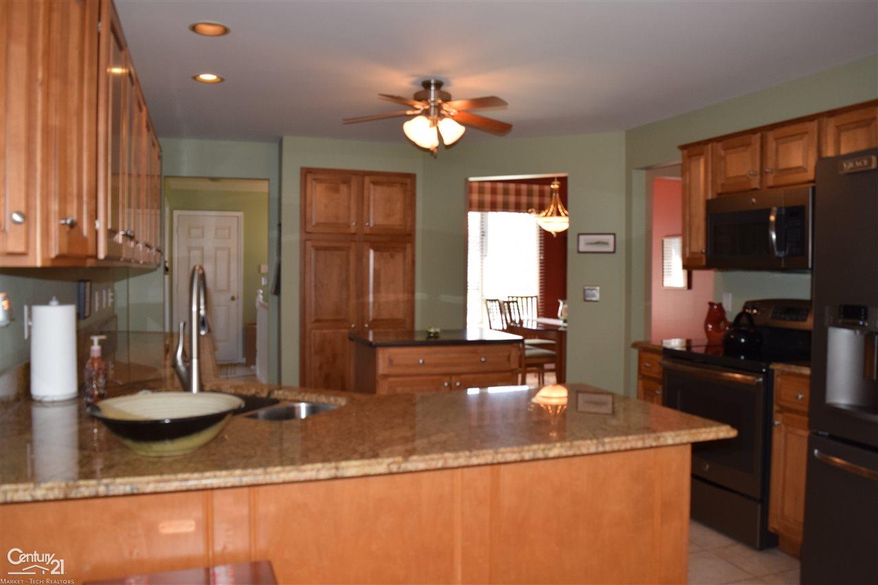 49253 Monte Road New Baltimore, MI 48047 - Photo 26 of 73 50010442-25.JPG