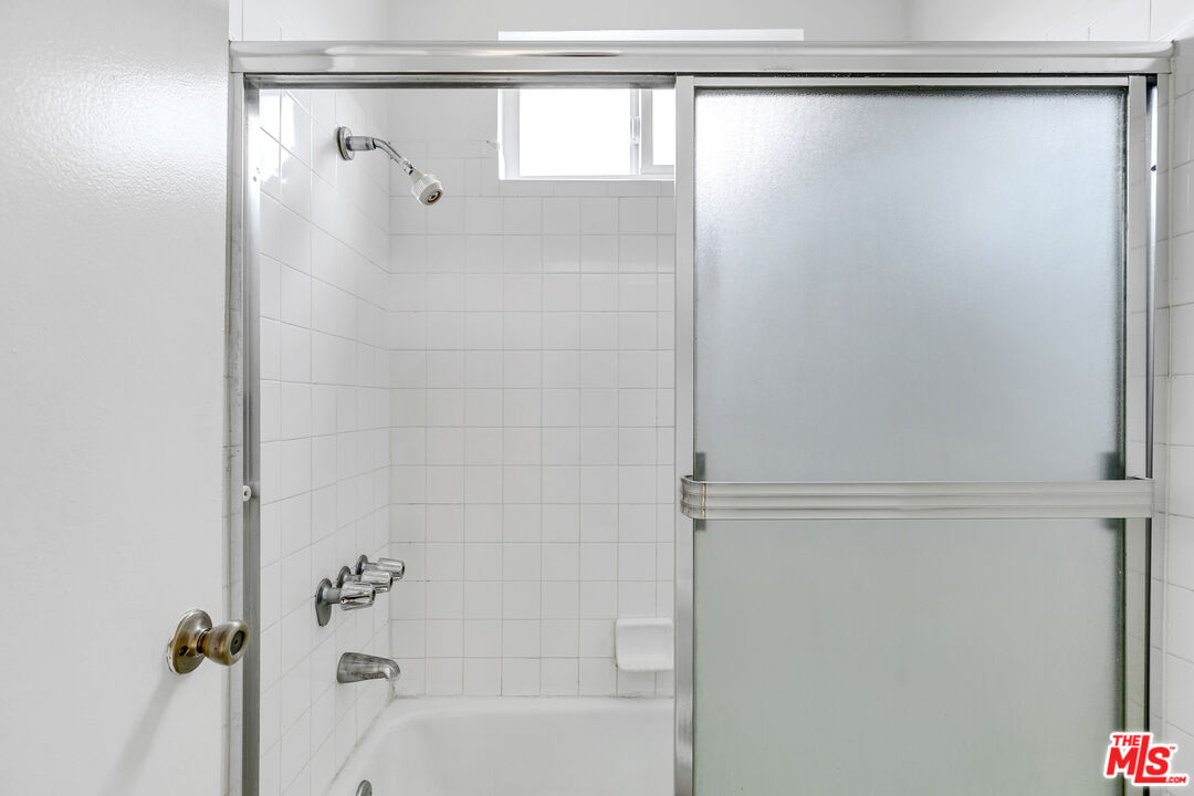 1811 Parnell Avenue, Unit 3 Los Angeles, CA 90025 - Photo 16 of 20 a bathroom with a shower