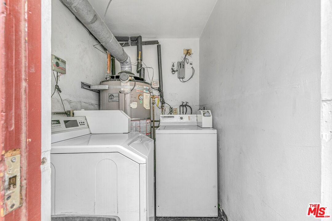 1811 Parnell Avenue, Unit 3 Los Angeles, CA 90025 - Photo 19 of 20 a utility room with dryer and washer