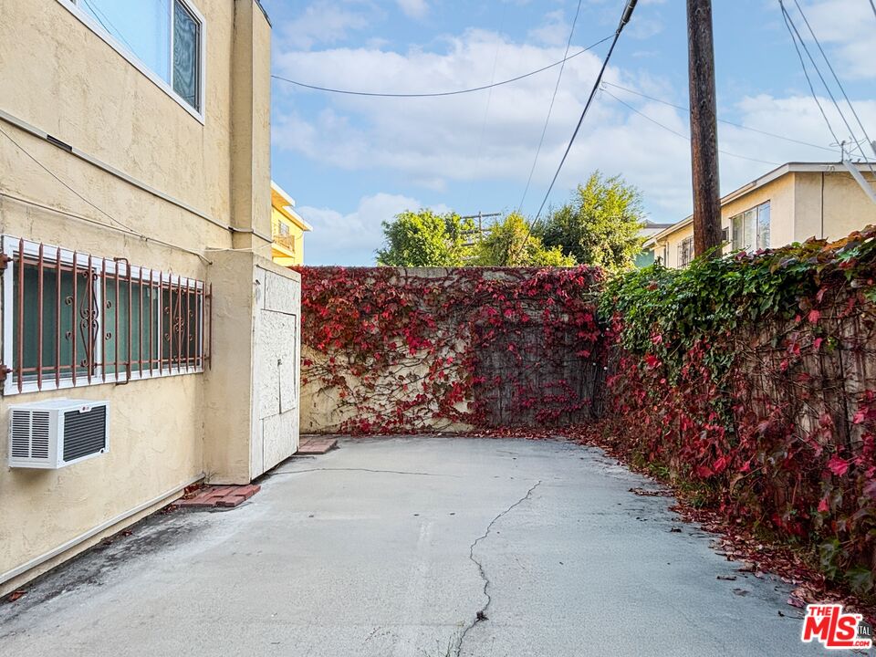 1811 Parnell Avenue, Unit 3 Los Angeles, CA 90025 - Photo 2 of 20 a view of a pathway of a building