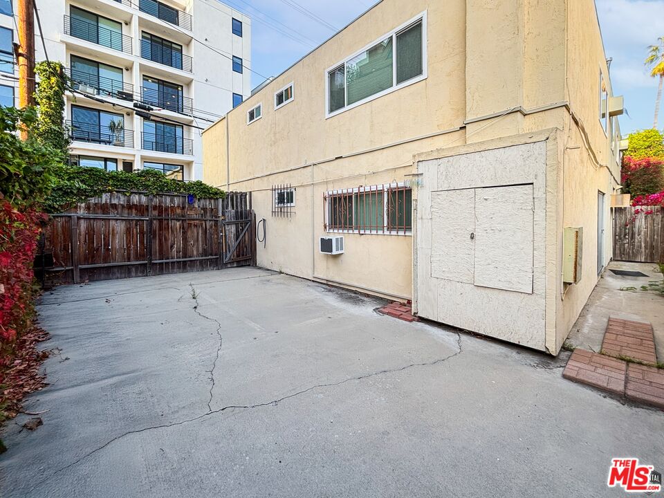 1811 Parnell Avenue, Unit 3 Los Angeles, CA 90025 - Photo 3 of 20 a view of a white building