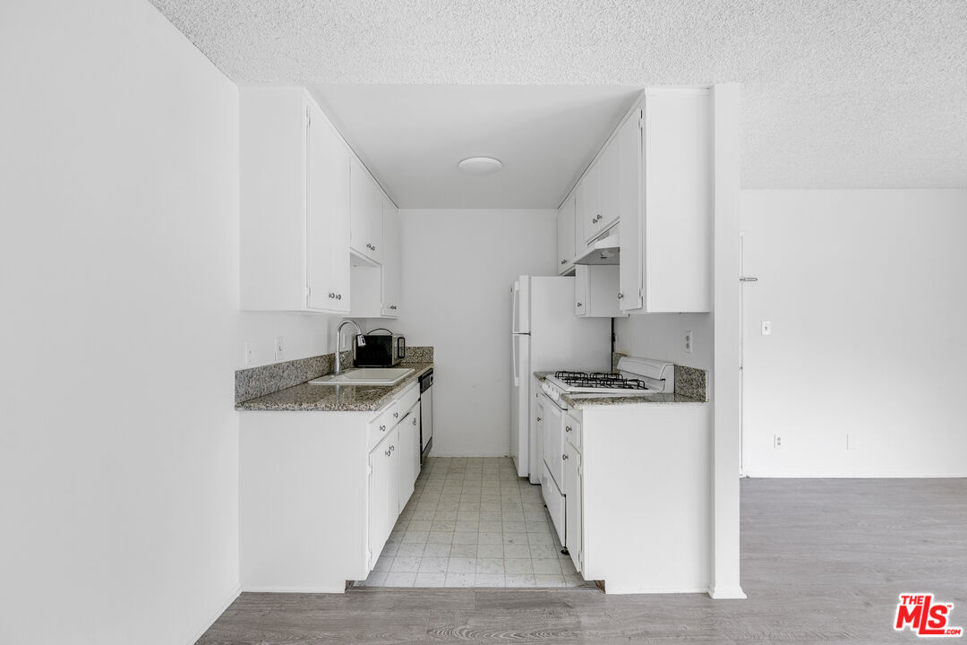1811 Parnell Avenue, Unit 3 Los Angeles, CA 90025 - Photo 10 of 20 a kitchen with a stove top oven and cabinets