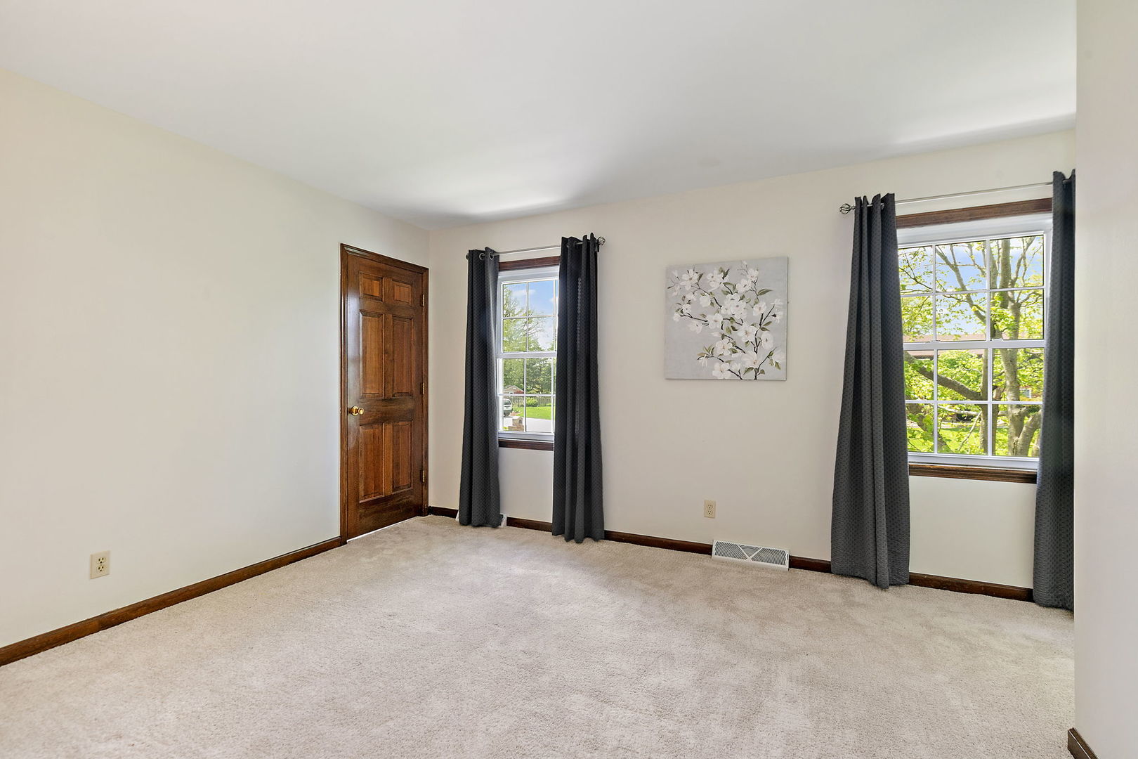 18 Jennifer Lane DeKalb, IL 60115 - Photo 18 of 48 an empty room with windows and closet