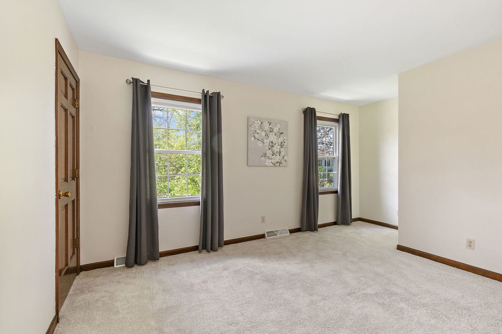 18 Jennifer Lane DeKalb, IL 60115 - Photo 19 of 48 an empty room with windows and closet