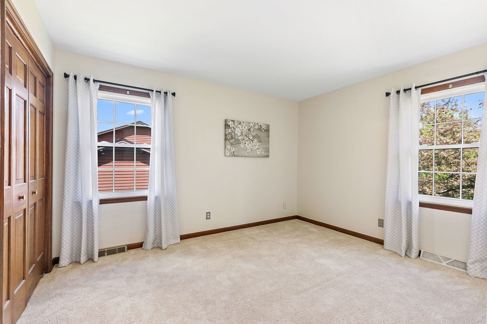 18 Jennifer Lane DeKalb, IL 60115 - Photo 21 of 48 an empty room with windows and closet