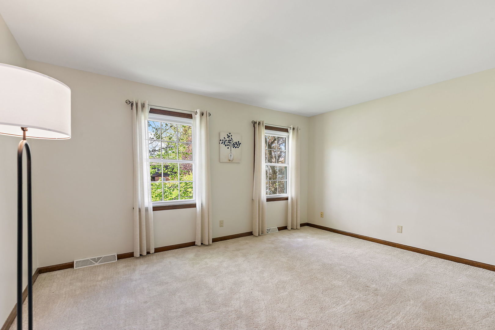 18 Jennifer Lane DeKalb, IL 60115 - Photo 22 of 48 an empty room with windows