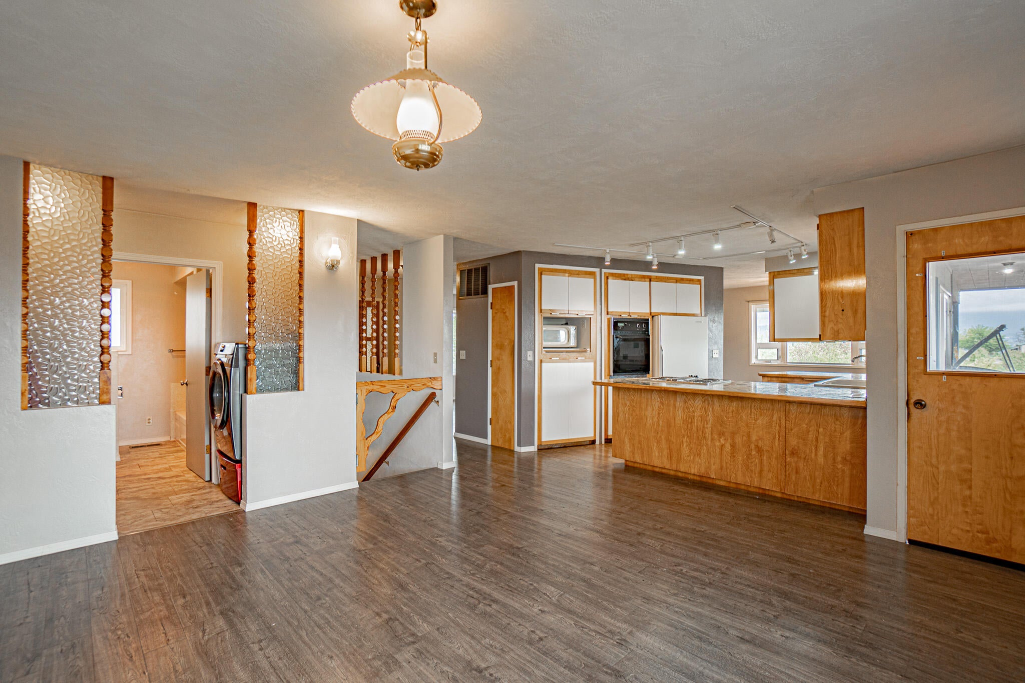 4380 Royal Crest Road Talent, OR 97540 - Photo 3 of 19 DSC00211-HDR (1)