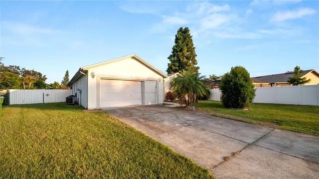 a view of a house with backyard and a garden