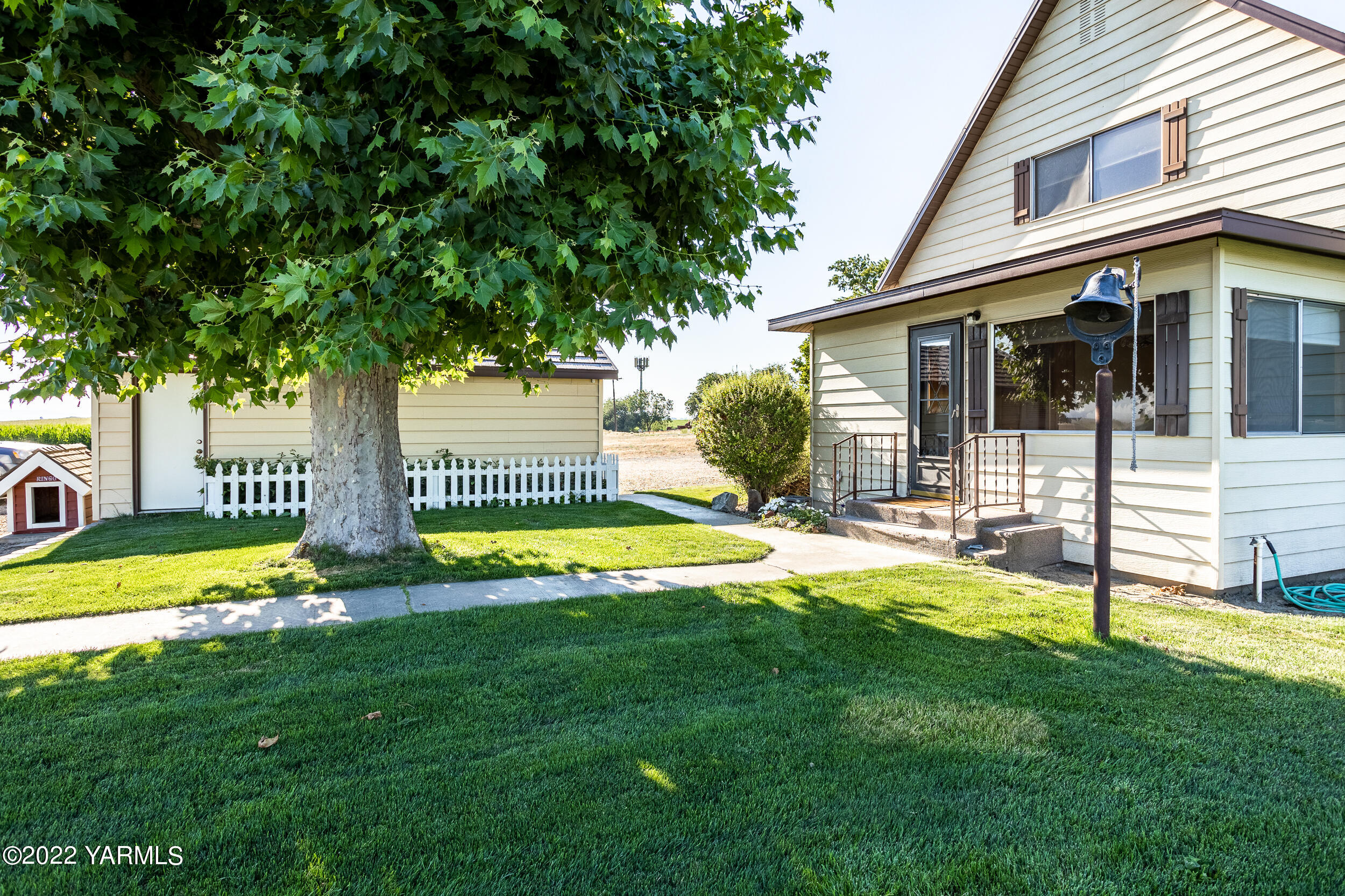 2270 Hudson Road Outlook, WA 98938 - Photo 19 of 36 A perfect spot for a picnic out back