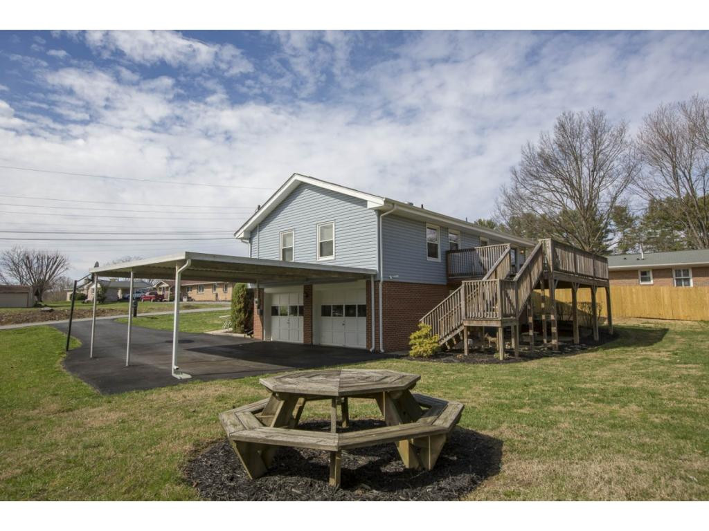 14 Longdale Road Bristol, VA 24201 - Photo 6 of 34 Picnic Area Carport Garage