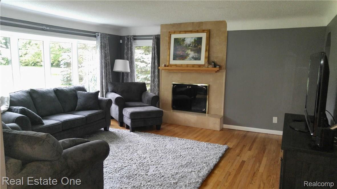 47270 Maben Road Canton, MI 48187 - Photo 15 of 21 Living room