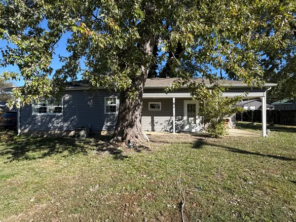 a view of a house with backyard